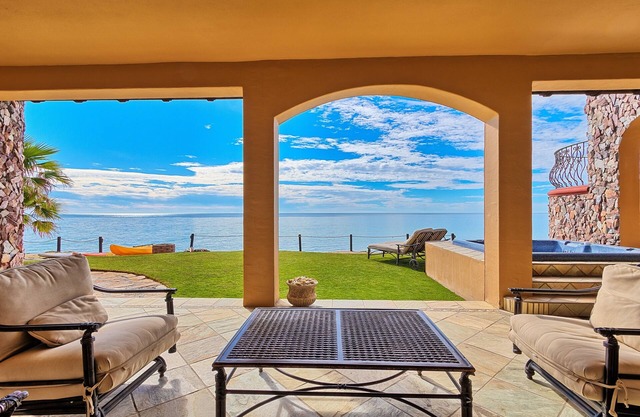 Villa #18 - Ventana - Five Bedroom Beachfront Home, Sleeps 14