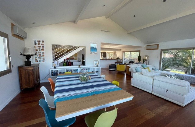 Villa 2 feet from the beach, superb amenities (heated pool, jacuzzi.)