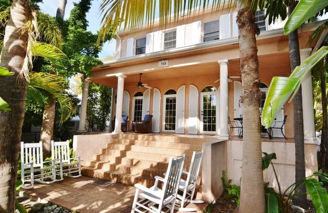 Villa 3 Bedrooms/3 bathrooms/close to everything/off st prking/Old Town/Whitehd