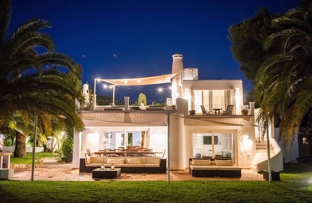 Villa, 6BR, Sea views, walk to the beach, pool house