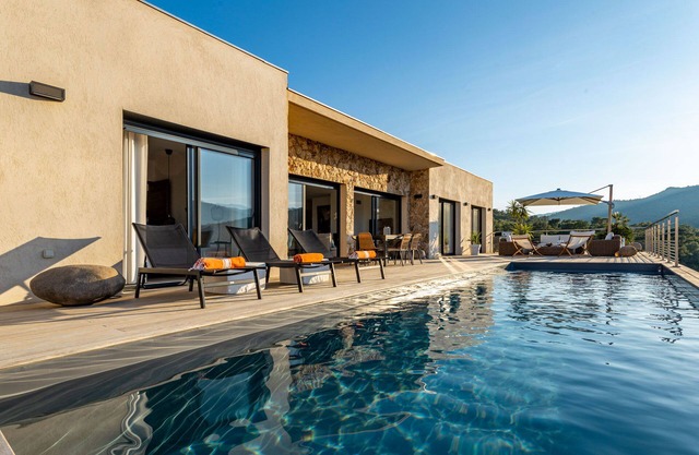 Villa 6P, 3 bedrooms with bathroom, sea view, heated pool, beach 5min