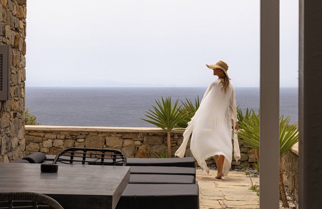 Villa 9 - Sea View, Private Jacuzzi for 5, Shared Pool,Gym,Bar