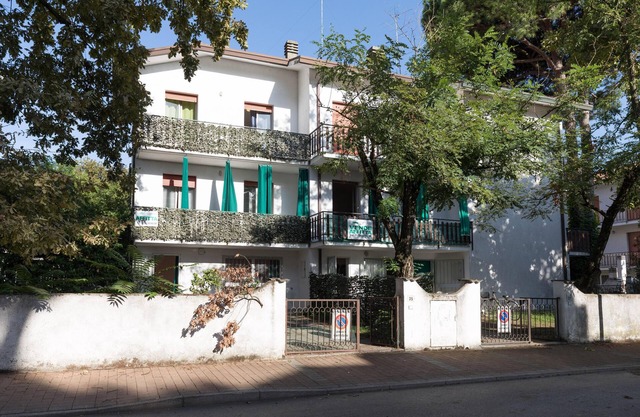 VILLA A FEW STEPS FROM THE CENTER - VERTICAL VILLA WITH LARGE PRIVATE GARDEN