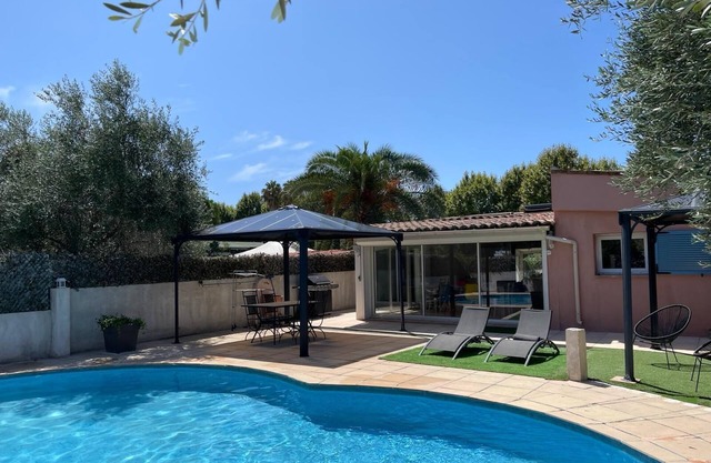 Villa air-conditioned pool 3 bedrooms sea 800m