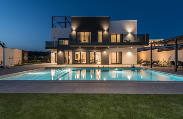 Villa Aria with Heated Pool, Sauna & Jacuzzi