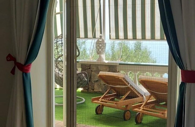 Villa Arzilla 3 is a spacious apartment located between Positano and Praiano