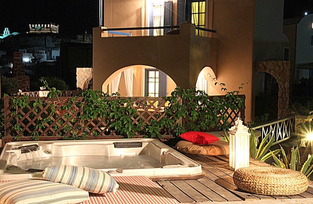 Villa Athena with 2 Jacuzzi's Santorini