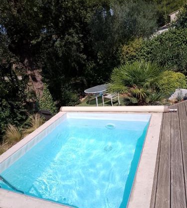 Villa avec petite piscine dans cadre verdoyant