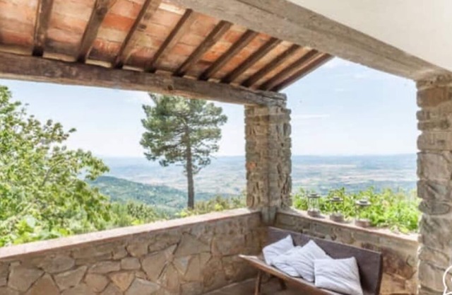 Villa belvedere. Immersa nel verde delle montagne cortonesi