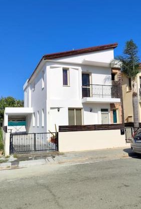 Villa between lake and sea