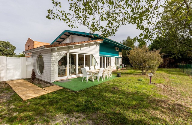 Villa 'Bleue' with Private Terrace, Wi-Fi and Air Conditioning