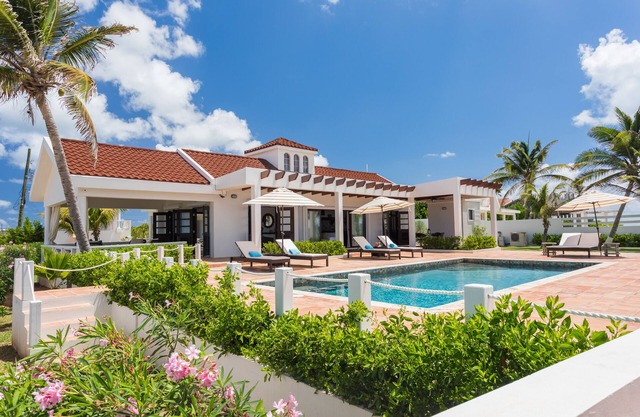 Villa Bramasole located right on the water has 3BDR close to restaurants & shops