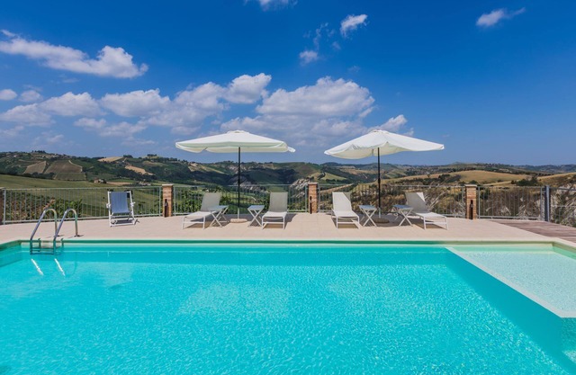 Villa Calanchi with pool, air conditioning and wonderful panorama, 20 minutes from the Adriatic Sea