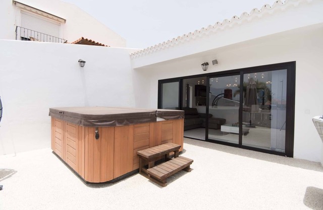 Villa Canaria. Stunning 3 Bedroom Villa. Jacuzzi. Central Location.