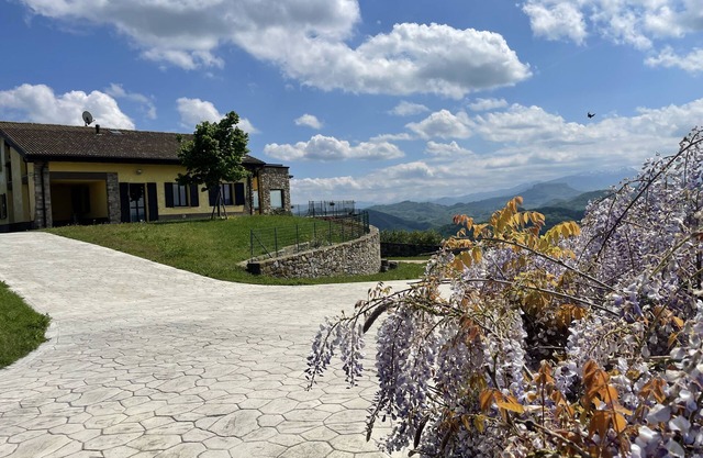 Villa Cavalieri in Vedriano with a panoramic view of the Reggio Emilia hills