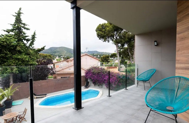 Villa cerca de Playa Castelldefels with Mountain View, Pool, Garden, Terrace, A/C & Wi-Fi