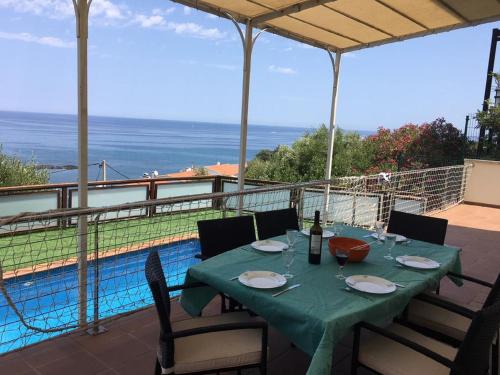 Villa con aire acondicionado, piscina climatizada y vistas al mar