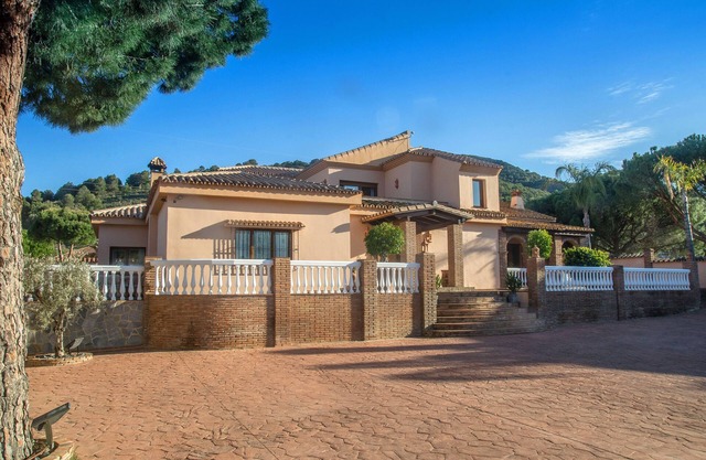 Villa CONMIGO fully staffed & catered villa with pool, gym, sauna and hot tub