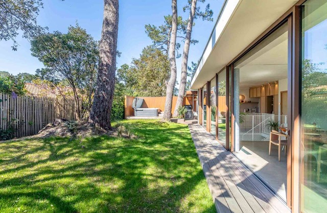 Villa contemporaine avec piscine chauffée entre centre et plages