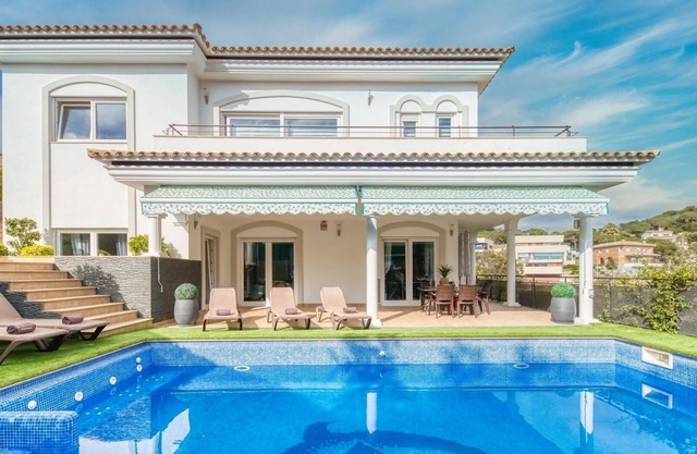 Villa 'Costacabana - Madison' with Private Pool, Private Terrace and Wi-Fi