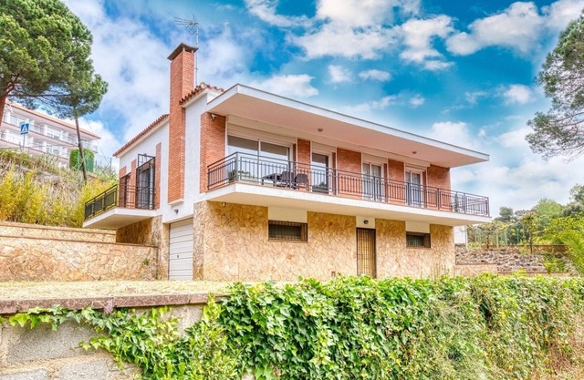 Villa "Costacabana - Lloret" with Shared Pool, Private Terrace & Wi-Fi