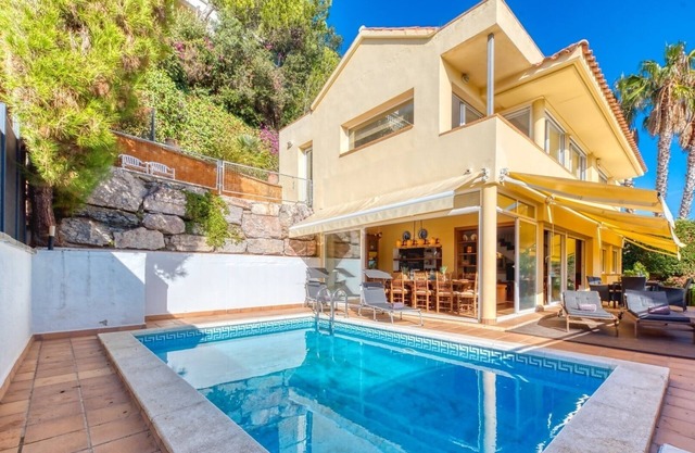 Villa "Costacabana - Santa Cristina" with Sea View, Private Pool & Wi-Fi