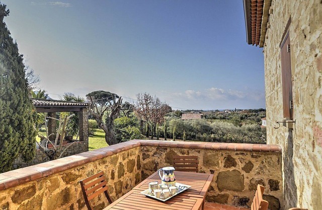 Villa delle Pigne A: A characteristic and welcoming apartment surrounded by the greenery, with Free WI-FI.