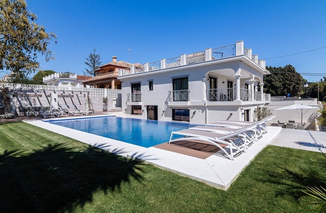Villa Di Lusso -Contemporary Villa with Sea Views!