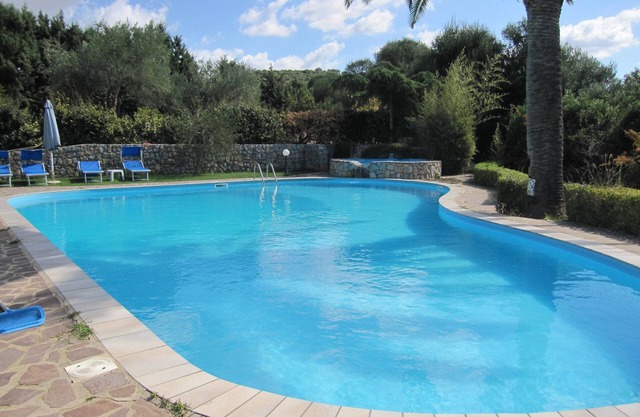 Villa Donzell, 14m private pool and Jacuzzi, Large Garden, Kids Play Area