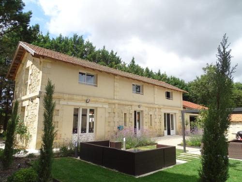 villa entière château Lacroix de Civrac 3 ch, 3 sdb, piscine xxl,sauna, 4 étoiles,7 pers