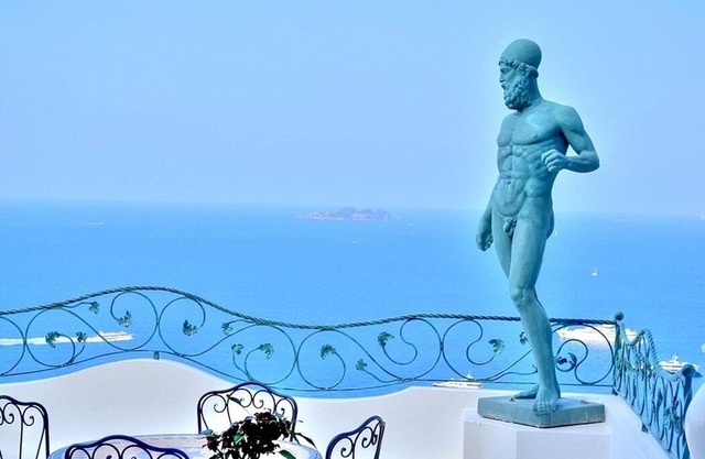 Villa Estia: A charming and bright villa built sheer above the sea, with Free WI-FI.