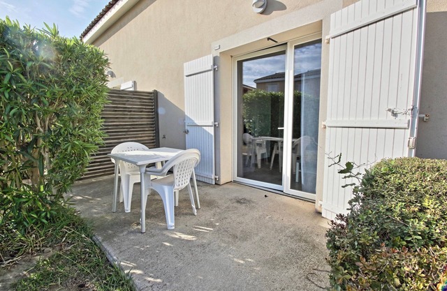 Villa F2 pool and garden