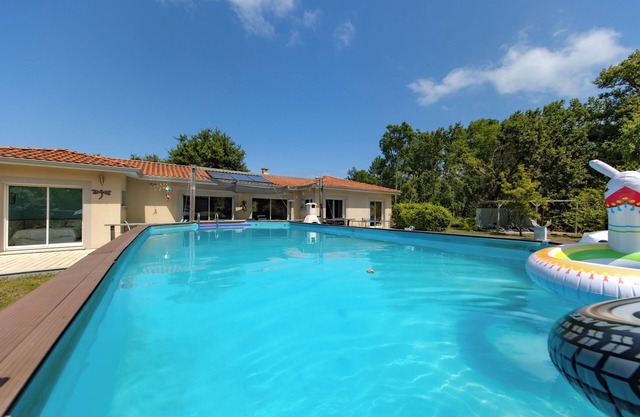 Villa 'Familiale Sur 3000m2 Avec Piscine' with Private Pool, Private Terrace and Wi-Fi