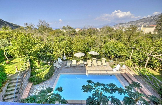 Villa Fillide D: A charming apartment that covers the entire ground floor of a villa surrounded by a lemon and orange garden, with Free WI-FI.