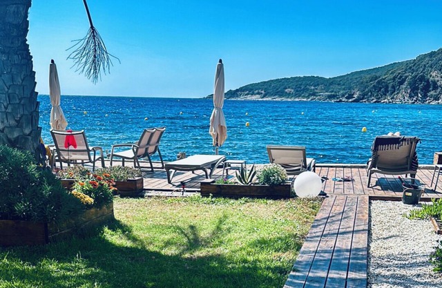 Villa flat with garden and direct access to the beach - sensational -