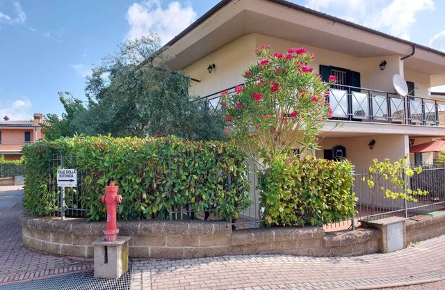 Villa footsteps from the eternal city in a quaint countryside with all amenities