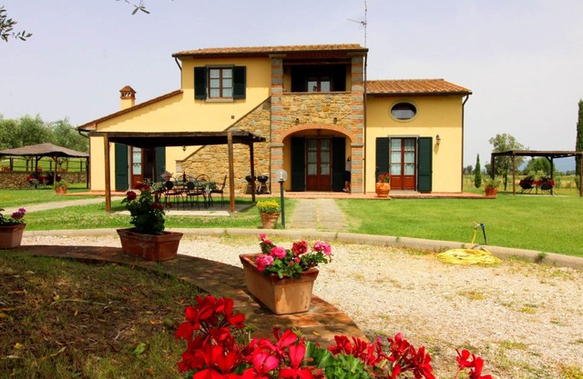 Villa for 16 people divided into several apartments, with large garden, private panoramic pool and a