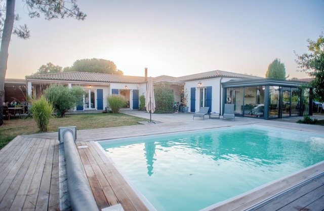 VILLA FOR 8/10 PEOPLE, HEATED POOL, NEAR VEILLON BEACH, MARSHES, FOREST