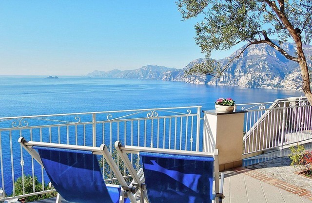 Villa Gisella A: A bright apartment which faces the sun and the sea, with Free WI-FI.