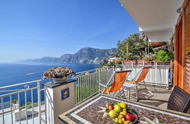 Villa Gisella B: A bright apartment which faces the sun and the sea, with Free WI-FI.