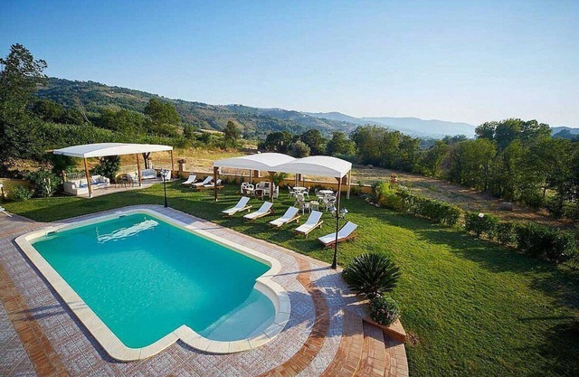 Villa Giuncalia E: A welcoming apartment surrounded by the greenery, with Free WI-FI.