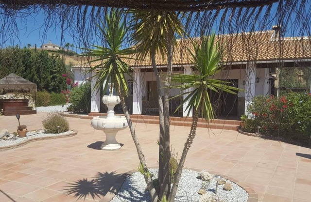 Villa Gloria- Delightful 3 bed Villa to rent near Lake Vinuela with Private Pool