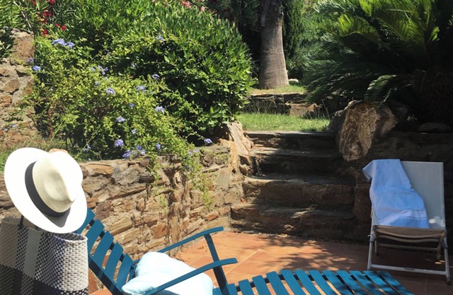 Villa in a Mediterranean garden, 300 m from the beach and stores