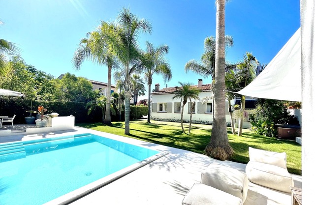 Villa in a quiet area near the city center at 50 m from the sea and beaches