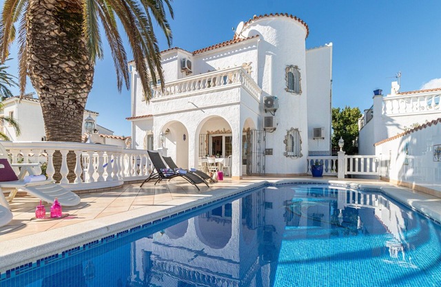 Villa in Empuriabrava with Private Pool & Mooring