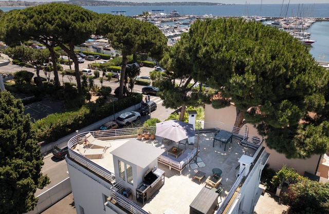 Villa in front of old port Golfe-Juan. Sea view, walk to beach, restaurants. AC!