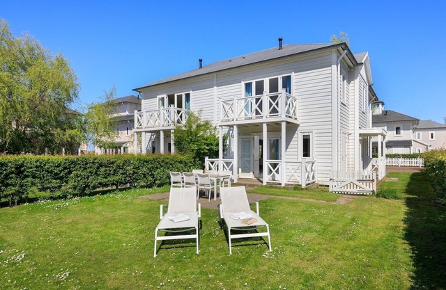 Villa in Hellevoetsluis near North Sea Beach