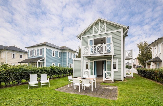 Villa in Hellevoetsluis near North Sea Beach