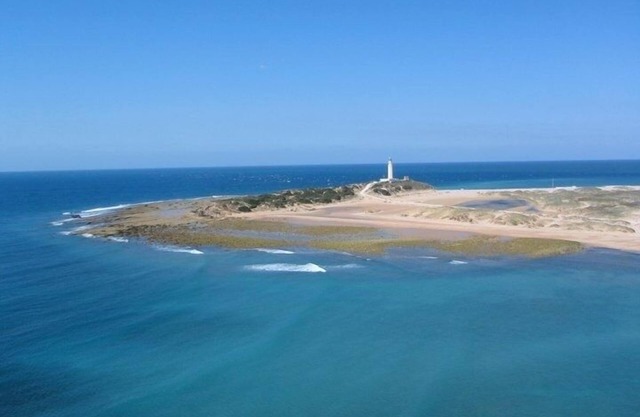 Villa in Los Caños de Meca of 1000m2 plot next to the field and the beach.