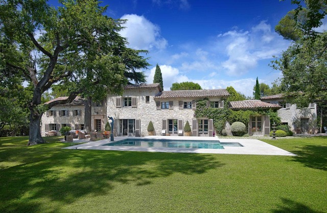 Villa in Mougins for short and long term rental. Walk to the international school.